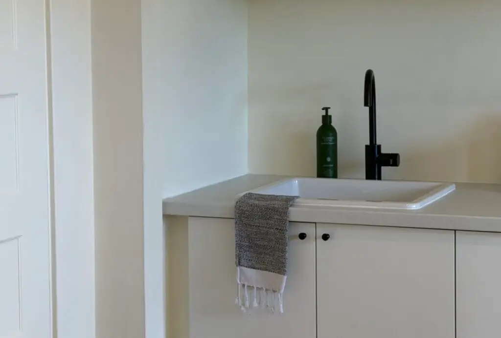 Calm sink area inside Bloom Sugaring, a serene sugaring studio in Santa Monica’s Ocean Park neighborhood.
