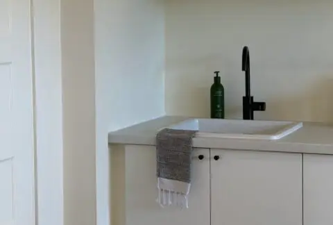 Calm sink area inside Bloom Sugaring, a serene sugaring studio in Santa Monica’s Ocean Park neighborhood.